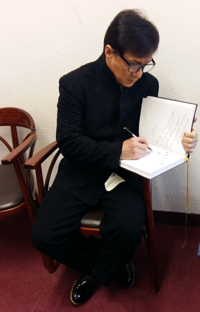 Jackie Chan dedikálta az Uránia emlékkönyvét